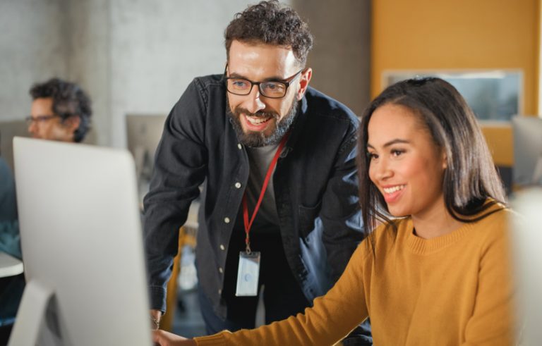 Formateur et alumni en formation