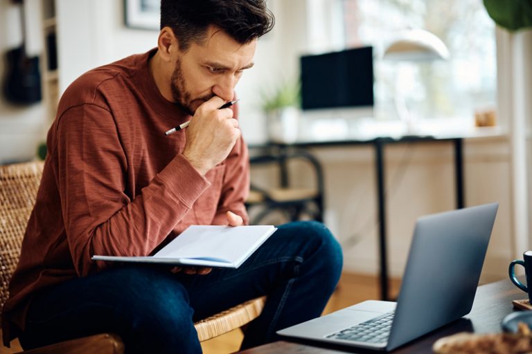 Personne qui se renseigne pour sa reconversion professionnelle