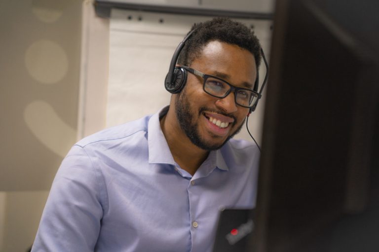 Homme formé et opérationnel au digital