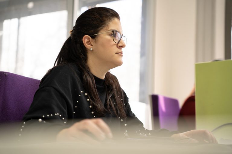 Femme qui cherche son organisme de formation pour se reconvertir