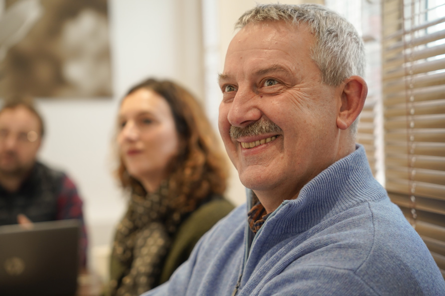 Portrait homme souriant Evocime